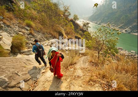 Trekking entlang des Sarda Flusses auf dem Weg nach Chuka Village, Uttarakhand, Indien Stockfoto