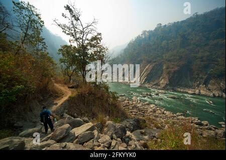 Trekking entlang des Sarda Flusses auf dem Weg nach Chuka Village, Uttarakhand, Indien Stockfoto