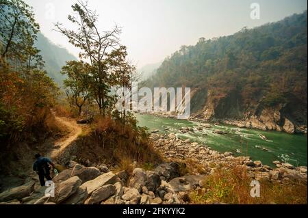 Trekking entlang des Sarda Flusses auf dem Weg nach Chuka Village, Uttarakhand, Indien Stockfoto