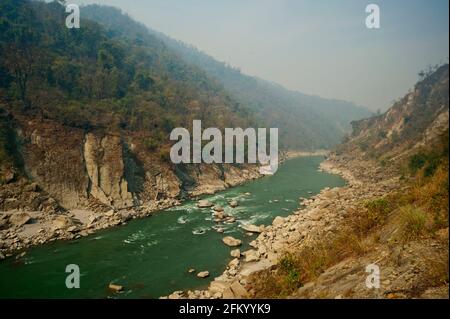 Trekking entlang des Sarda Flusses auf dem Weg nach Chuka Village, Uttarakhand, Indien Stockfoto