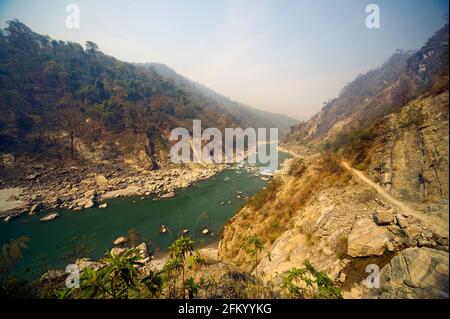 Trekking entlang des Sarda Flusses auf dem Weg nach Chuka Village, Uttarakhand, Indien Stockfoto