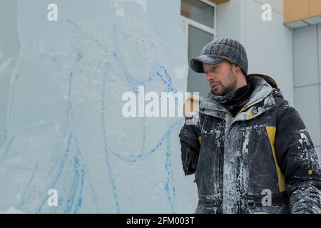Zieht der Künstler die Konturen der künftigen ice Abbildung auf dem Eis Stockfoto