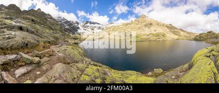 Bergsteigerroute von der Gredos-Plattform zur großen Lagune. Circo de Gredos in Avila, Castilla y Leon. Stockfoto