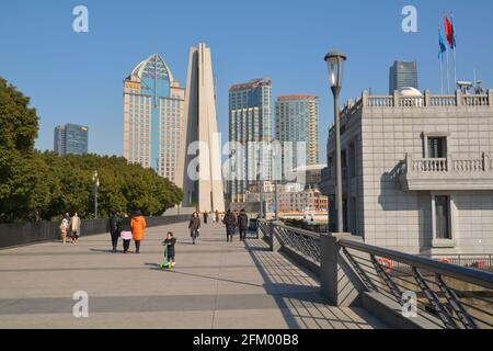 Menschen und Familien, die an einem kalten Wintertag den Bund in Shanghai entlang wandern. Stockfoto