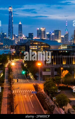 Abendansicht vom Green Hill Komplex im Yangpu Bezirk in Richtung der Wahrzeichen von Pudong in der Ferne, Shanghai, China. Stockfoto