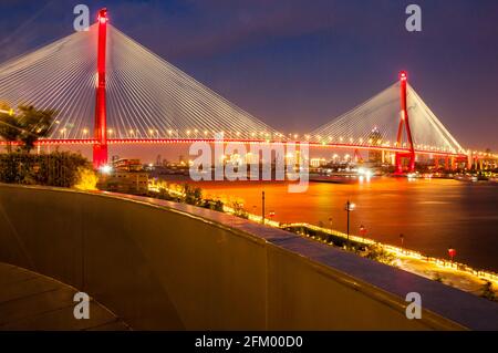 Die Yangpu-Brücke und der Huangpu-Fluss am Abend vom Green Hill-Komplex im Yangpu-Bezirk, Shanghai, China. Stockfoto