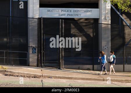 Seattle, USA. Mai 2021. Spät am Tag kamen Menschen am East Police Precinct vorbei, nachdem die Stadt am 28. August 2020 mit dem Entfernen der Betonbarrieren begonnen hatte. Die Barrieren wurden errichtet, nachdem die Polizei von Seattle das Viertel von den besetzenden Chop-Demonstranten zurücknahm und kurz nachdem ein Protestant außerhalb der Ostseite des Gebäudes ein Feuer aussetzte. Sie haben nun einen permanenten 20 Fuß langen Zaun außerhalb des Bezirks installiert. Quelle: James Anderson/Alamy Live News Stockfoto