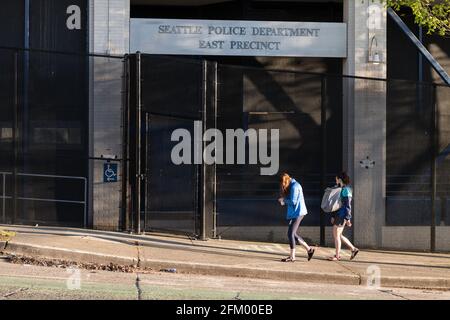 Seattle, USA. Mai 2021. Spät am Tag kamen Menschen am East Police Precinct vorbei, nachdem die Stadt am 28. August 2020 mit dem Entfernen der Betonbarrieren begonnen hatte. Die Barrieren wurden errichtet, nachdem die Polizei von Seattle das Viertel von den besetzenden Chop-Demonstranten zurücknahm und kurz nachdem ein Protestant außerhalb der Ostseite des Gebäudes ein Feuer aussetzte. Sie haben nun einen permanenten 20 Fuß langen Zaun außerhalb des Bezirks installiert. Quelle: James Anderson/Alamy Live News Stockfoto