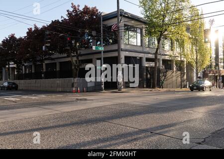 Seattle, USA. Mai 2021. Spät am Tag, nachdem das East Police Precinct begann, die Betonbarrieren zu entfernen, die bereits am 28. August 2020 errichtet wurden. Die Barrieren wurden errichtet, nachdem die Polizei von Seattle das Viertel von den besetzenden Chop-Demonstranten zurücknahm und kurz nachdem ein Protestant außerhalb der Ostseite des Gebäudes ein Feuer aussetzte. Sie haben nun einen permanenten 20 Fuß langen Zaun außerhalb des Bezirks installiert. Quelle: James Anderson/Alamy Live News Stockfoto