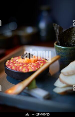 Wagyu Tartar mit Kaviar und Seeigel Stockfoto
