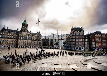 Amsterdam, Niederlande. Mai 2021. König Willem-Alexander und Königin Maxima der Niederlande während der Gedenkfeier zum Nationalen Zweiten Weltkrieg und der Kranzniederlegung am Nationaldenkmal auf dem Dam-Platz in Amsterdam, Niederlande, am 4. Mai 2021. Foto von Robin Utrechts/ABACAPRESS.COM Quelle: Abaca Press/Alamy Live News Stockfoto