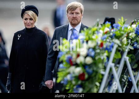 Amsterdam, Niederlande. Mai 2021. König Willem-Alexander und Königin Maxima der Niederlande während der Gedenkfeier zum Nationalen Zweiten Weltkrieg und der Kranzniederlegung am Nationaldenkmal auf dem Dam-Platz in Amsterdam, Niederlande, am 4. Mai 2021. Foto von Robin Utrechts/ABACAPRESS.COM Quelle: Abaca Press/Alamy Live News Stockfoto