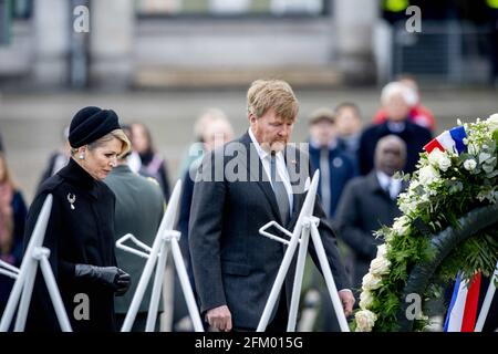 Amsterdam, Niederlande. Mai 2021. König Willem-Alexander und Königin Maxima der Niederlande während der Gedenkfeier zum Nationalen Zweiten Weltkrieg und der Kranzniederlegung am Nationaldenkmal auf dem Dam-Platz in Amsterdam, Niederlande, am 4. Mai 2021. Foto von Robin Utrechts/ABACAPRESS.COM Quelle: Abaca Press/Alamy Live News Stockfoto