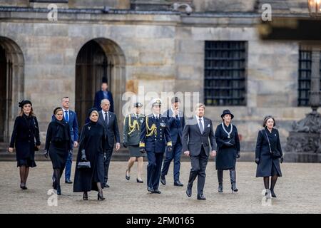 Amsterdam, Niederlande. Mai 2021. König Willem-Alexander und Königin Maxima der Niederlande während der Gedenkfeier zum Nationalen Zweiten Weltkrieg und der Kranzniederlegung am Nationaldenkmal auf dem Dam-Platz in Amsterdam, Niederlande, am 4. Mai 2021. Foto von Robin Utrechts/ABACAPRESS.COM Quelle: Abaca Press/Alamy Live News Stockfoto