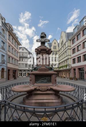 Brunnen und Gebäude in der rekonstruierten Altstadt von Frankfurt, Deutschland Stockfoto