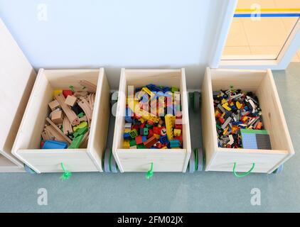 Dresden, Deutschland. April 2021. Spielzeug liegt während der Wiedereröffnung des Kindertageszentrums „Marta“ in Holzkisten. Quelle: Robert Michael/dpa-Zentralbild/ZB/dpa/Alamy Live News Stockfoto