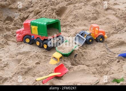 Dresden, Deutschland. April 2021. Sandspielzeug liegt in einem Sandkasten auf einem Spielplatz. Quelle: Robert Michael/dpa-Zentralbild/ZB/dpa/Alamy Live News Stockfoto