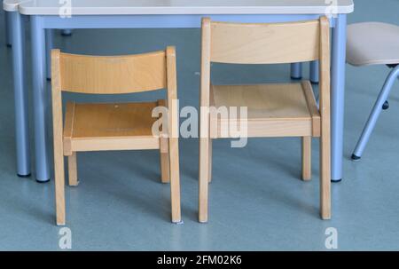 Dresden, Deutschland. April 2021. Kinderstühle stehen während der Neueröffnung der Kindertagesstätte „Marta“ an einem Tisch. Quelle: Robert Michael/dpa-Zentralbild/ZB/dpa/Alamy Live News Stockfoto