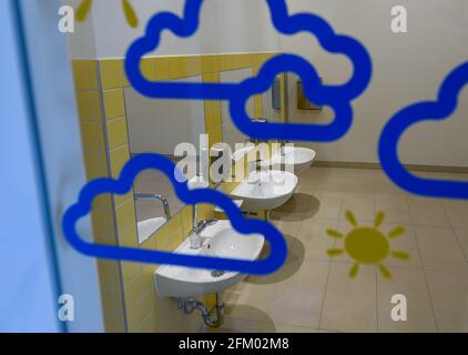 Dresden, Deutschland. April 2021. Blick in den Waschraum während der Neueröffnung des Kindertageszentrums „Marta“. Quelle: Robert Michael/dpa-Zentralbild/ZB/dpa/Alamy Live News Stockfoto