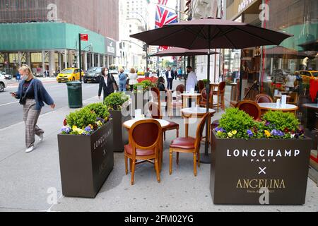 Angelina Paris eröffnet am 4. Mai 2021 eine Pop-up-Terrasse im Longchamp-Store auf der Fifth Avenue in New York, NY. Die 15 Sitzplätze sind täglich von Mai bis Juli geöffnet.Foto von Charles Guerin/ABACAPRESS.COM Stockfoto