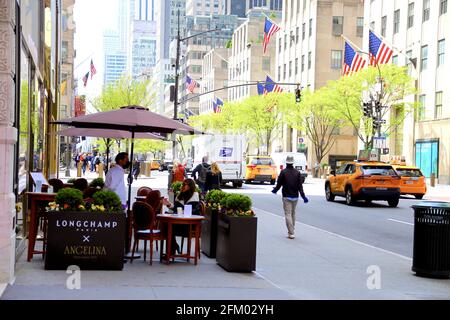 Angelina Paris eröffnet am 4. Mai 2021 eine Pop-up-Terrasse im Longchamp-Store auf der Fifth Avenue in New York, NY. Die 15 Sitzplätze sind täglich von Mai bis Juli geöffnet.Foto von Charles Guerin/ABACAPRESS.COM Stockfoto