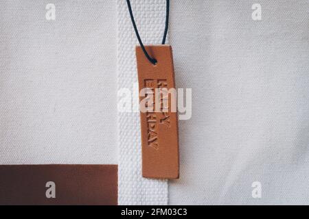 Nahaufnahme Lederanhänger auf Tasche mit Text Happy Birthday Stockfoto