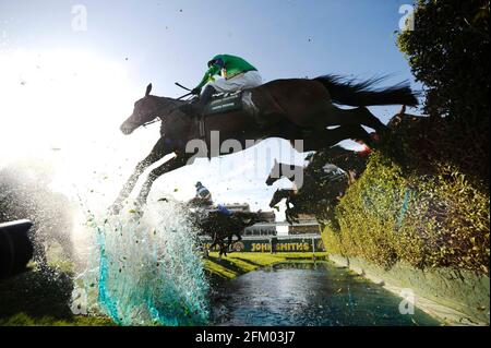 THE GRAND NATIONAL AINTREE 4/4/09. GEWINNER LIAM TREDWELL AUF MON MOME AUF DEM WASSER. BILD DAVID ASHDOWN Stockfoto