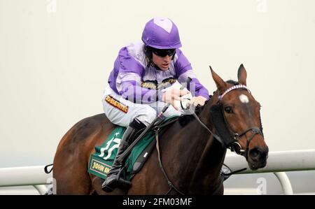 RENNEN IN AINTREE. 9/4/2010. DIE VERFOLGUNGSJAGD VON JOHN SMITH S TOPHAM. BRIAN HUGHES ÜBER IMMER GEWINNEN, KURZ VOR DEM SIEG. . BILD DAVID ASHDOWN Stockfoto