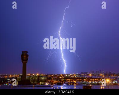 Blitzschlag über Phoenix, Arizona Airport und Skyline Stockfoto