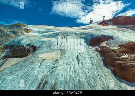 Titlis, Engelberg, Schweiz - 27. Aug 2020: Titlis Gletscher von eisiger Spitze mit Seilbahn mit Schweizer Flagge in verschneiten Uri alpen. Schweiz, Europa Stockfoto