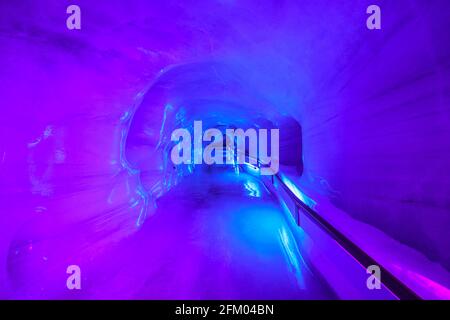 Titlis, Engelberg, Schweiz - 27. Aug 2020: Blau-Licht beleuchtete Gletscherhöhle der Titlis Bergbahn-Station. Das Hotel liegt in den Kantonen von Stockfoto