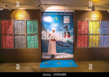 Titlis, Engelberg, Schweiz - 27. Aug 2020: Lindt Laden mit Schokolade, vom Dachrestaurant auf der Spitze der Titlis Seilbahn Stockfoto