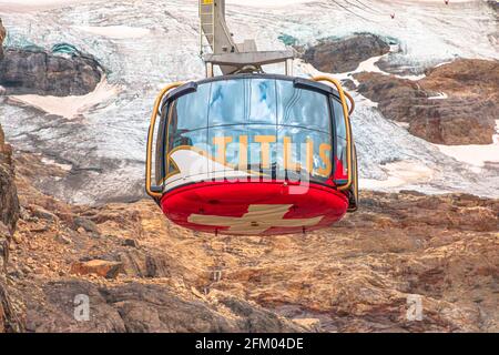 Titlis, Engelberg, Schweiz - 27. Aug 2020: Detail der Seilbahn-Kabine mit Schweizer Flagge des Titlis-Gipfels der Uri-alpen. Die Kantone Obwalden und Bern Stockfoto