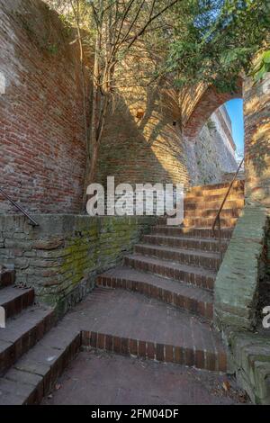 Lueginsland, Teil der mittelalterlichen Stadtmauer in Augsburg, Bayern, Deutschland Stockfoto