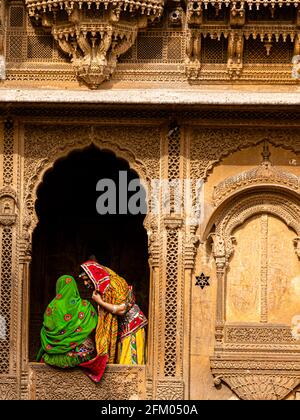 indische Frau in traditionellen rajasthani Outfit in patwon KI haveli in jaisalmer, rajasthan gekleidet. Stockfoto