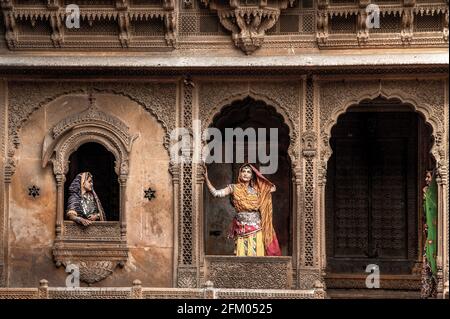 indische Frau in traditionellen rajasthani Outfit in patwon KI haveli in jaisalmer, rajasthan gekleidet. Stockfoto