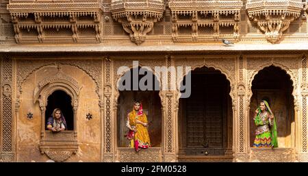 indische Frau in traditionellen rajasthani Outfit in patwon KI haveli in jaisalmer, rajasthan gekleidet. Stockfoto