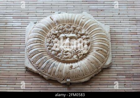 Merida, Spanien - 20. Dezember 2017: Jupiter Ammon Clypeus Medaillon vom Emerita Roman Provincial Forum of Merida. MNAR Merida, Spanien Stockfoto