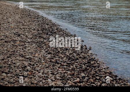 Steinufer am Fluss Stockfoto