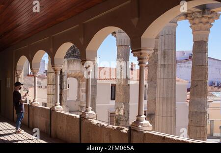 Besucher im Deutungszentrum des Tempels von Diana, Merida, Extremadura, Spanien. Am besten erhaltener römischer Tempel in Spanien Stockfoto