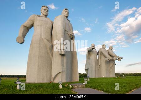 Dorf Nelidovo, Bezirk Wolokolamsk, Region Moskau - 20. August 2020: Bereit für den Kampf! Denkmal für „Panfilov Heroes“ im Dorf Dubosekovo. Stockfoto