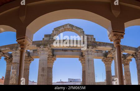 Merida, Spanien - 17. April 2021: Tempel der Diana von der oberen Etage des Interpretationszentrums aus gesehen, Merida, Extremadura, Spanien. Besterhaltener römischer Tempel Stockfoto