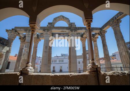 Merida, Spanien - 17. April 2021: Tempel der Diana von der oberen Etage des Interpretationszentrums aus gesehen, Merida, Extremadura, Spanien. Besterhaltener römischer Tempel Stockfoto