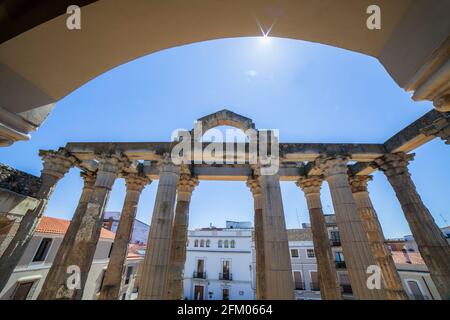 Merida, Spanien - 17. April 2021: Tempel der Diana von der oberen Etage des Interpretationszentrums aus gesehen, Merida, Extremadura, Spanien. Besterhaltener römischer Tempel Stockfoto