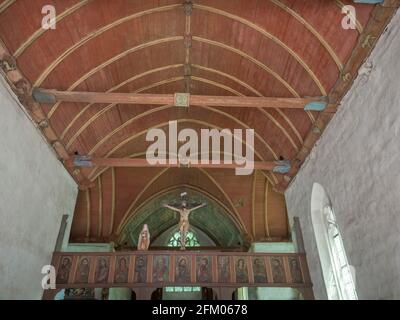Gewölbe und Rood Screen (Christus am Kreuz und gemalte Apostel), Chapelle Saint Adrien (XVI Jahrhundert), Saint-Barthélemy, Morbihan, Bretagne, Frankreich Stockfoto