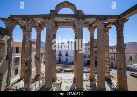 Merida, Spanien - 17. April 2021: Tempel der Diana von der oberen Etage des Interpretationszentrums aus gesehen, Merida, Extremadura, Spanien. Besterhaltener römischer Tempel Stockfoto