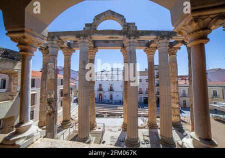 Merida, Spanien - 17. April 2021: Tempel der Diana von der oberen Etage des Interpretationszentrums aus gesehen, Merida, Extremadura, Spanien. Besterhaltener römischer Tempel Stockfoto
