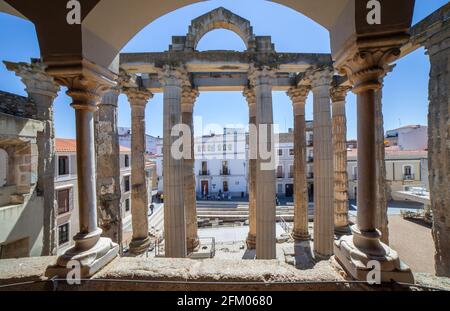 Merida, Spanien - 17. April 2021: Tempel der Diana von der oberen Etage des Interpretationszentrums aus gesehen, Merida, Extremadura, Spanien. Besterhaltener römischer Tempel Stockfoto