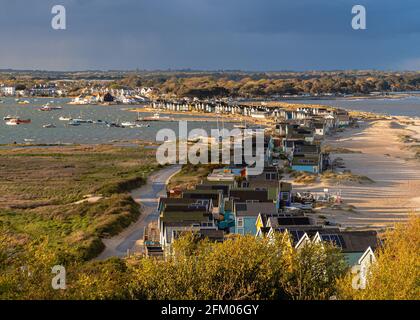 Strandhütten in Mudespit am Hengitsbury Head, Dorset Stockfoto