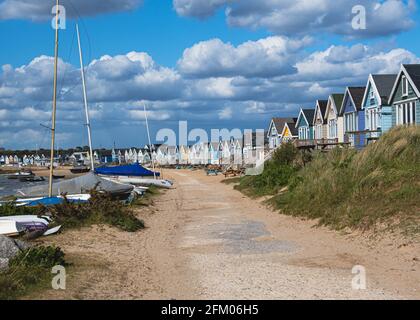 Strandhütten in Mudespit am Hengitsbury Head, Dorset Stockfoto